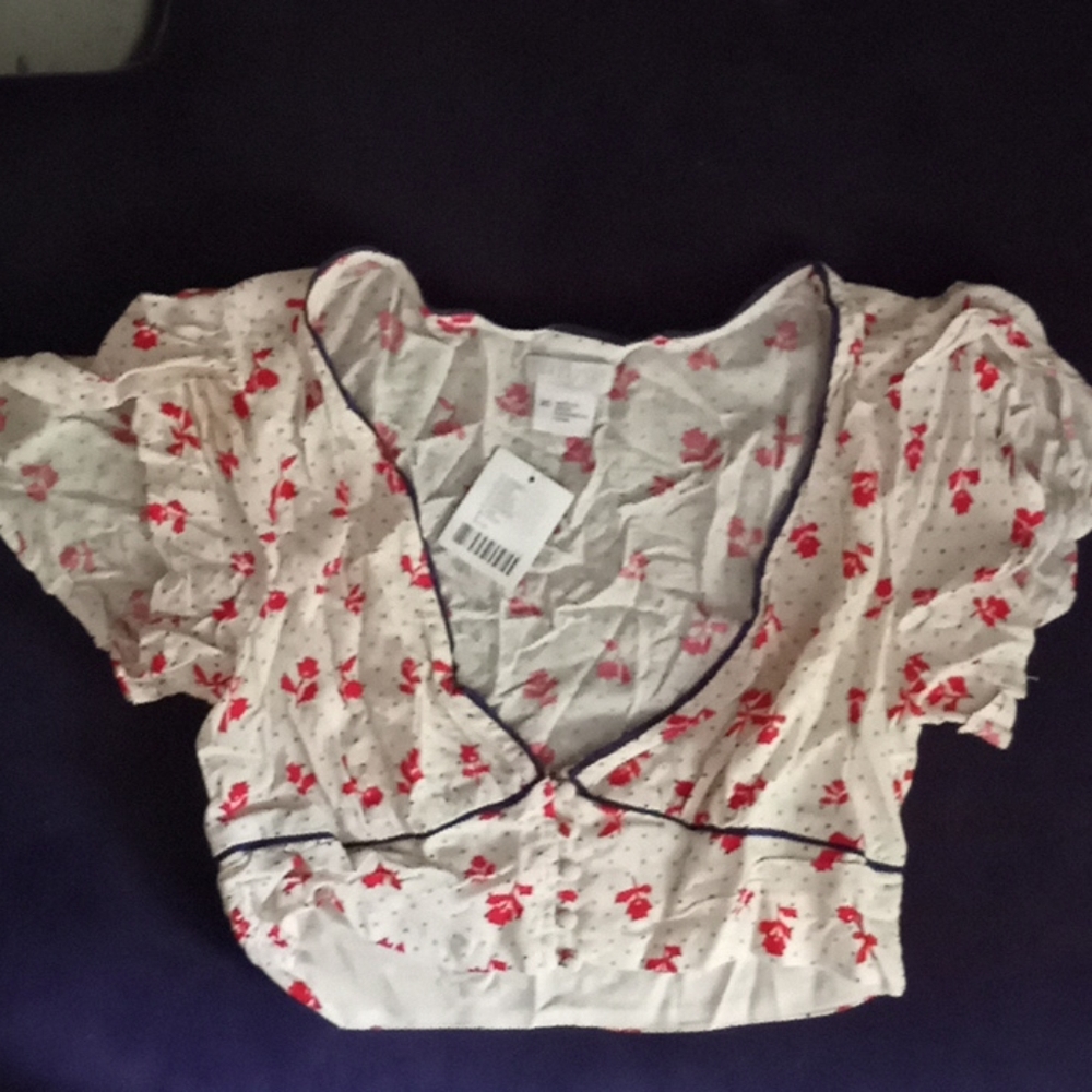 Capped flutter sleeve crop top